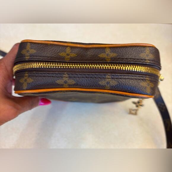 LOUIS VUITTON Danube Crossbody w/Box, Dust Bag, 1 Ribbon, 2 Bag Charms & COA.EUC - Picture 13 of 16